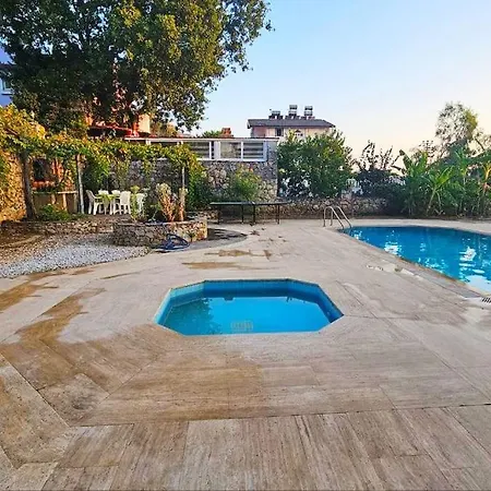 Private Pool With Large Garden& Chd Pool 费特希耶